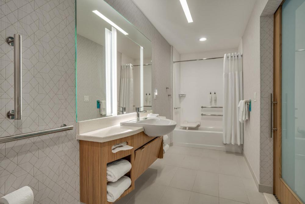 King Suite with Sofa Bed and Adapted Tub - Mobility Accessible interior